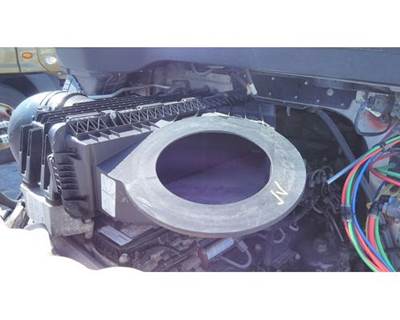 Freightliner Cascadia 116 Air Cleaner / Air Filter Housing