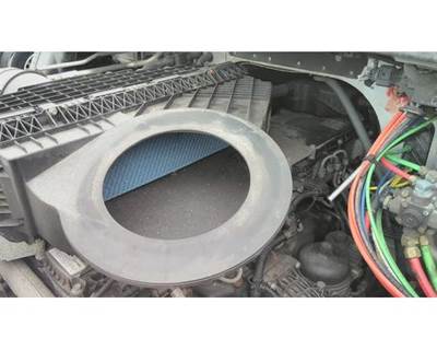 Freightliner Cascadia 116 Air Cleaner / Air Filter Housing