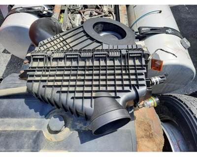 Freightliner Cascadia 116 Air Cleaner / Air Filter Housing
