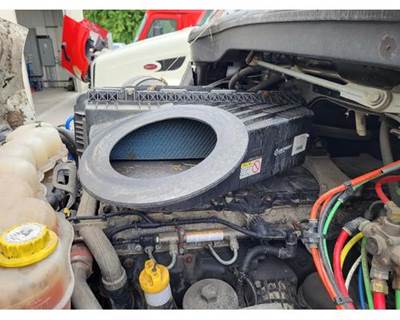 Freightliner Cascadia 116 Air Cleaner / Air Filter Housing