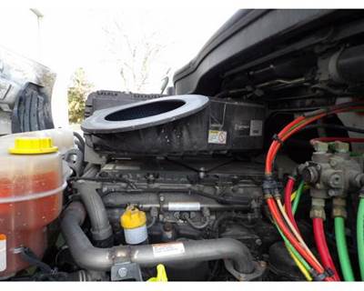 Freightliner Cascadia 116 Air Cleaner / Air Filter Housing