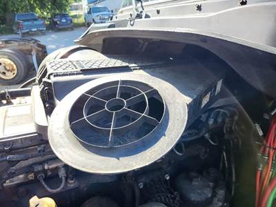 Freightliner Cascadia 125 Air Cleaner / Air Filter Housing