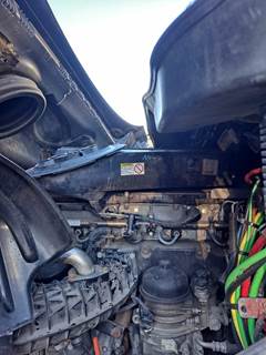 Freightliner Cascadia 125 Air Cleaner / Air Filter Housing