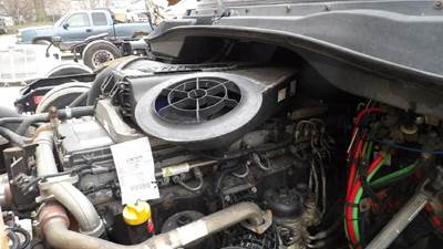Freightliner Cascadia 125 Air Cleaner / Air Filter Housing