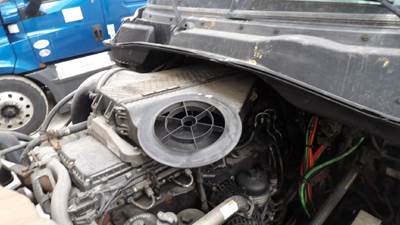 Freightliner Cascadia 125 Air Cleaner / Air Filter Housing