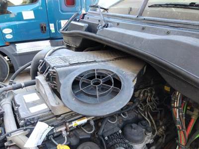 Freightliner Cascadia 125 Air Cleaner / Air Filter Housing