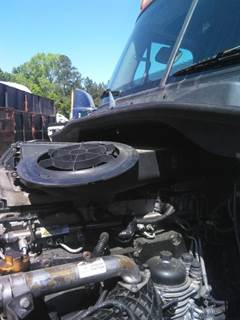 Freightliner Cascadia 125 Air Cleaner / Air Filter Housing