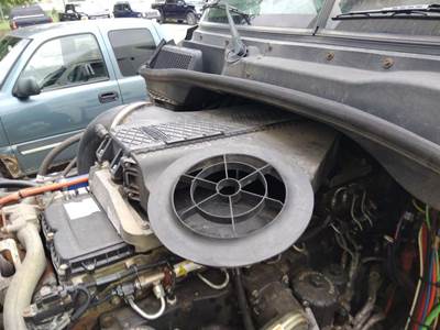 Freightliner Cascadia 125 Air Cleaner / Air Filter Housing