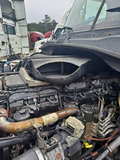 Freightliner Cascadia 125 Air Cleaner / Air Filter Housing