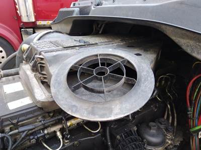 Freightliner Cascadia 125 Air Cleaner / Air Filter Housing