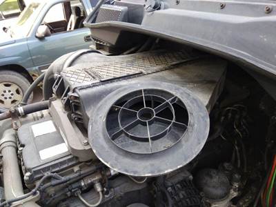 Freightliner Cascadia 125 Air Cleaner / Air Filter Housing