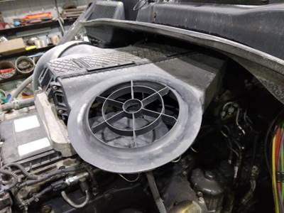 Freightliner Cascadia 125 Air Cleaner / Air Filter Housing