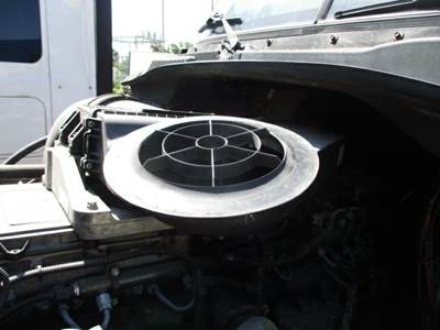 Freightliner Cascadia 125 Air Cleaner / Air Filter Housing