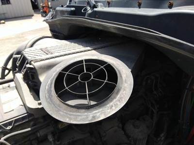 Freightliner Cascadia 125 Air Cleaner / Air Filter Housing