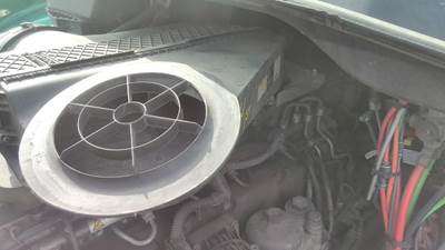 Freightliner Cascadia 125 Air Cleaner / Air Filter Housing