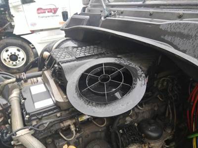 Freightliner Cascadia 125 Air Cleaner / Air Filter Housing