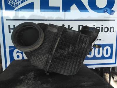 Freightliner Cascadia 125 Air Cleaner / Air Filter Housing