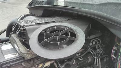 Freightliner Cascadia 125 Air Cleaner / Air Filter Housing