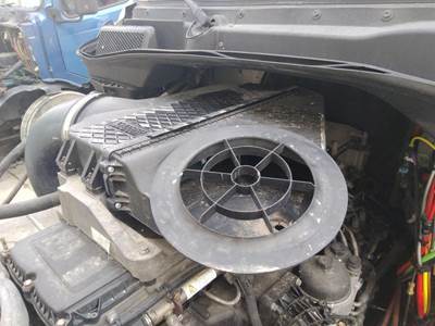 Freightliner Cascadia 125 Air Cleaner / Air Filter Housing