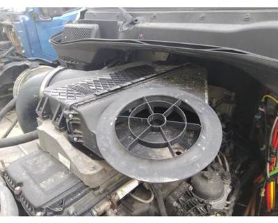 Freightliner Cascadia 125 Air Cleaner / Air Filter Housing