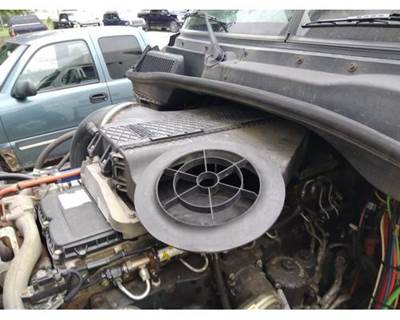 Freightliner Cascadia 125 Air Cleaner / Air Filter Housing