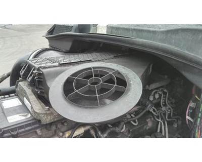 Freightliner Cascadia 125 Air Cleaner / Air Filter Housing