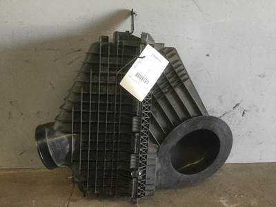 Freightliner Cascadia 126 Air Cleaner / Air Filter Housing