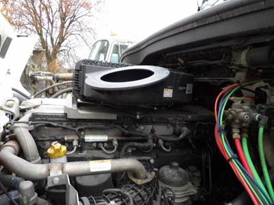 Freightliner Cascadia 126 Air Cleaner / Air Filter Housing