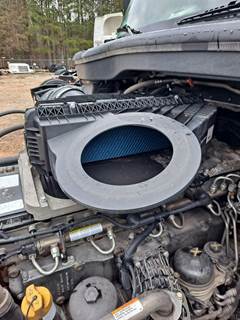 Freightliner Cascadia 126 Air Cleaner / Air Filter Housing