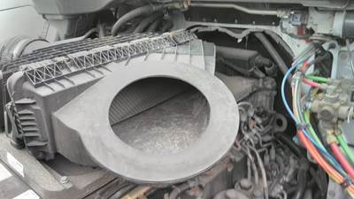 Freightliner Cascadia 126 Air Cleaner / Air Filter Housing