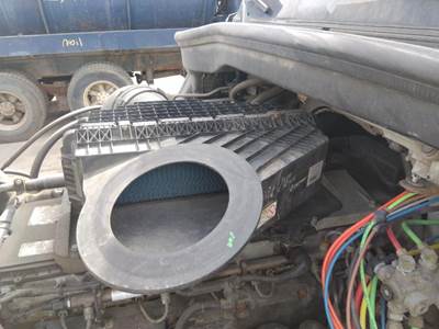 Freightliner Cascadia 126 Air Cleaner / Air Filter Housing