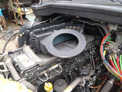 Freightliner Cascadia 126 Air Cleaner / Air Filter Housing