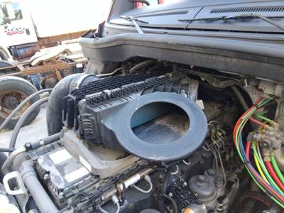 Freightliner Cascadia 126 Air Cleaner / Air Filter Housing