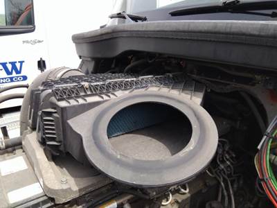 Freightliner Cascadia 126 Air Cleaner / Air Filter Housing