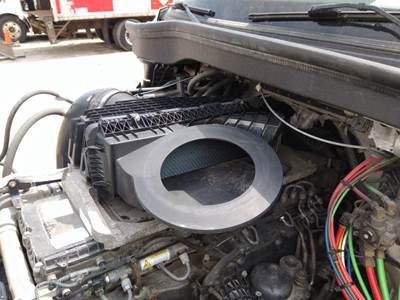 Freightliner Cascadia 126 Air Cleaner / Air Filter Housing