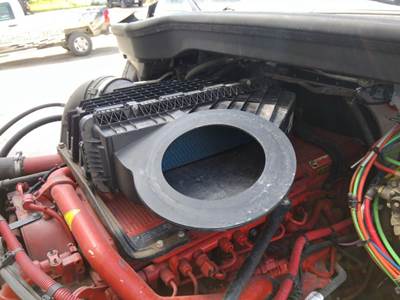 Freightliner Cascadia 126 Air Cleaner / Air Filter Housing
