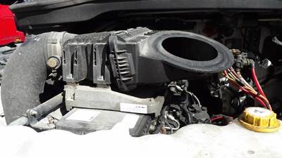 Freightliner Cascadia 126 Air Cleaner / Air Filter Housing
