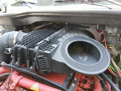Freightliner Cascadia 126 Air Cleaner / Air Filter Housing