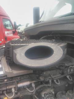 Freightliner Cascadia 126 Air Cleaner / Air Filter Housing