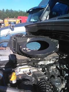 Freightliner Cascadia 126 Air Cleaner / Air Filter Housing