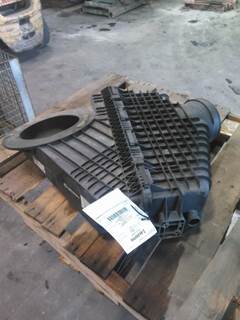 Freightliner Cascadia 126 Air Cleaner / Air Filter Housing