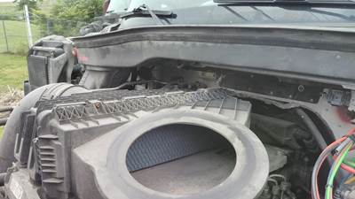 Freightliner Cascadia 126 Air Cleaner / Air Filter Housing