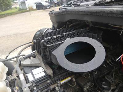 Freightliner Cascadia 126 Air Cleaner / Air Filter Housing