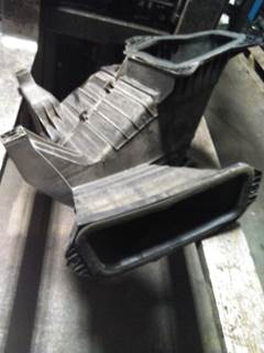 Freightliner Cascadia 126 Air Cleaner / Air Filter Housing