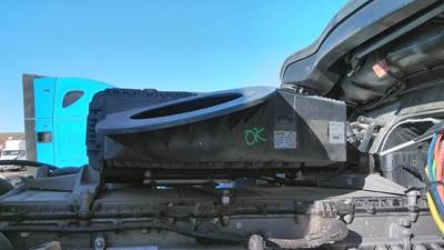 Freightliner Cascadia 126 Air Cleaner / Air Filter Housing