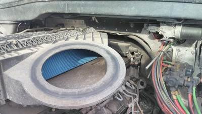 Freightliner Cascadia 126 Air Cleaner / Air Filter Housing