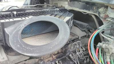 Freightliner Cascadia 126 Air Cleaner / Air Filter Housing