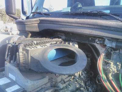 Freightliner Cascadia 126 Air Cleaner / Air Filter Housing