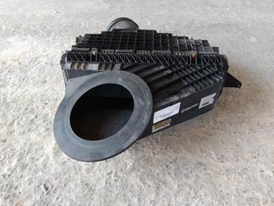 Freightliner Cascadia 126 Air Cleaner / Air Filter Housing