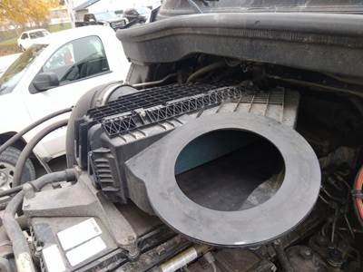 Freightliner Cascadia 126 Air Cleaner / Air Filter Housing